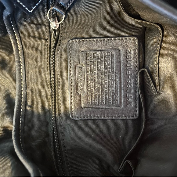 Elegant Black Leather Shoulder Bag - Picture 4 of 9